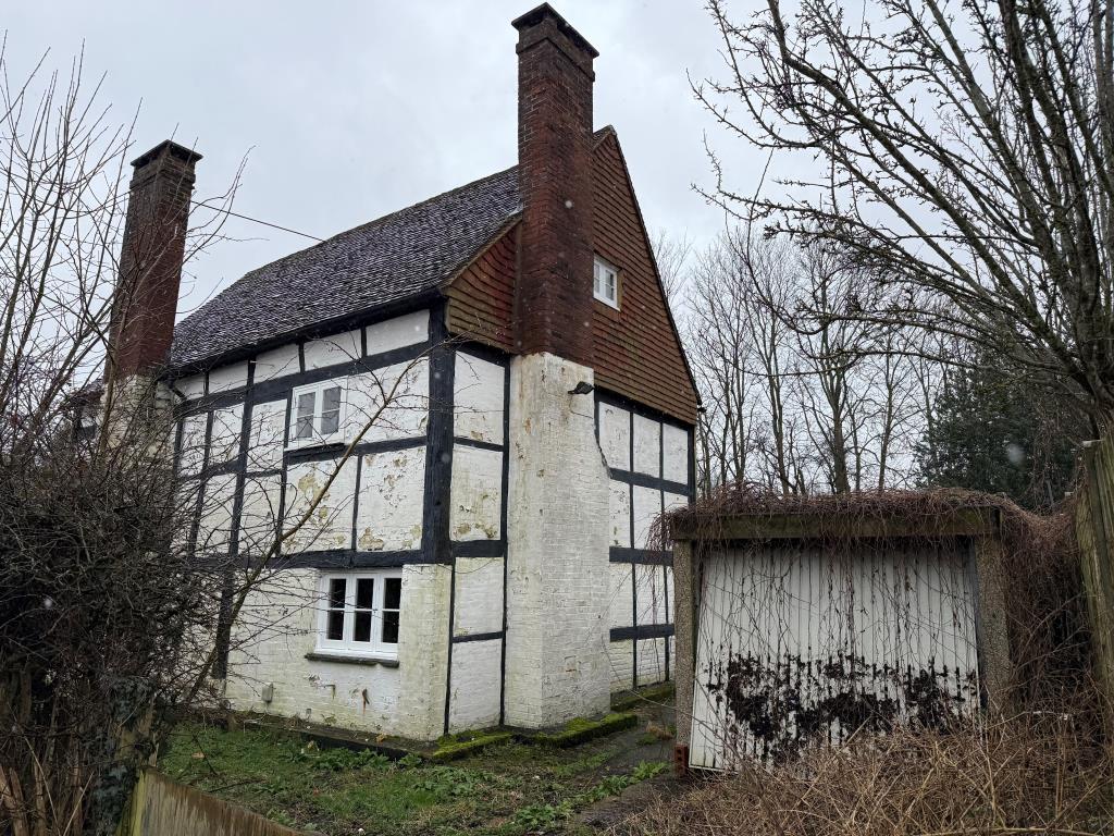 Lot: 145 - PERIOD DETACHED COTTAGE WITH GARAGE AND GARDENS IN NEED OF UPDATING - Front of Property with garage